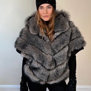 Jocelyn New with Tag The Charlie Chevron Short Sleeve Jacket - Size Small